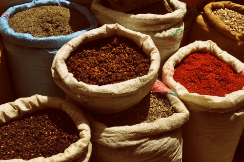 marhaba-maroc-algerie-tunisie:Spices at Tunis Medina