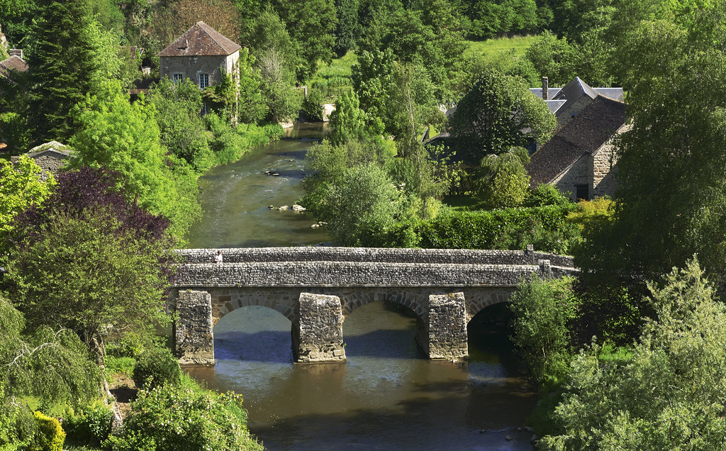 Saint-Céneri-le-Gérei, France (by Joel le Montagner) / http://picstreet.fr