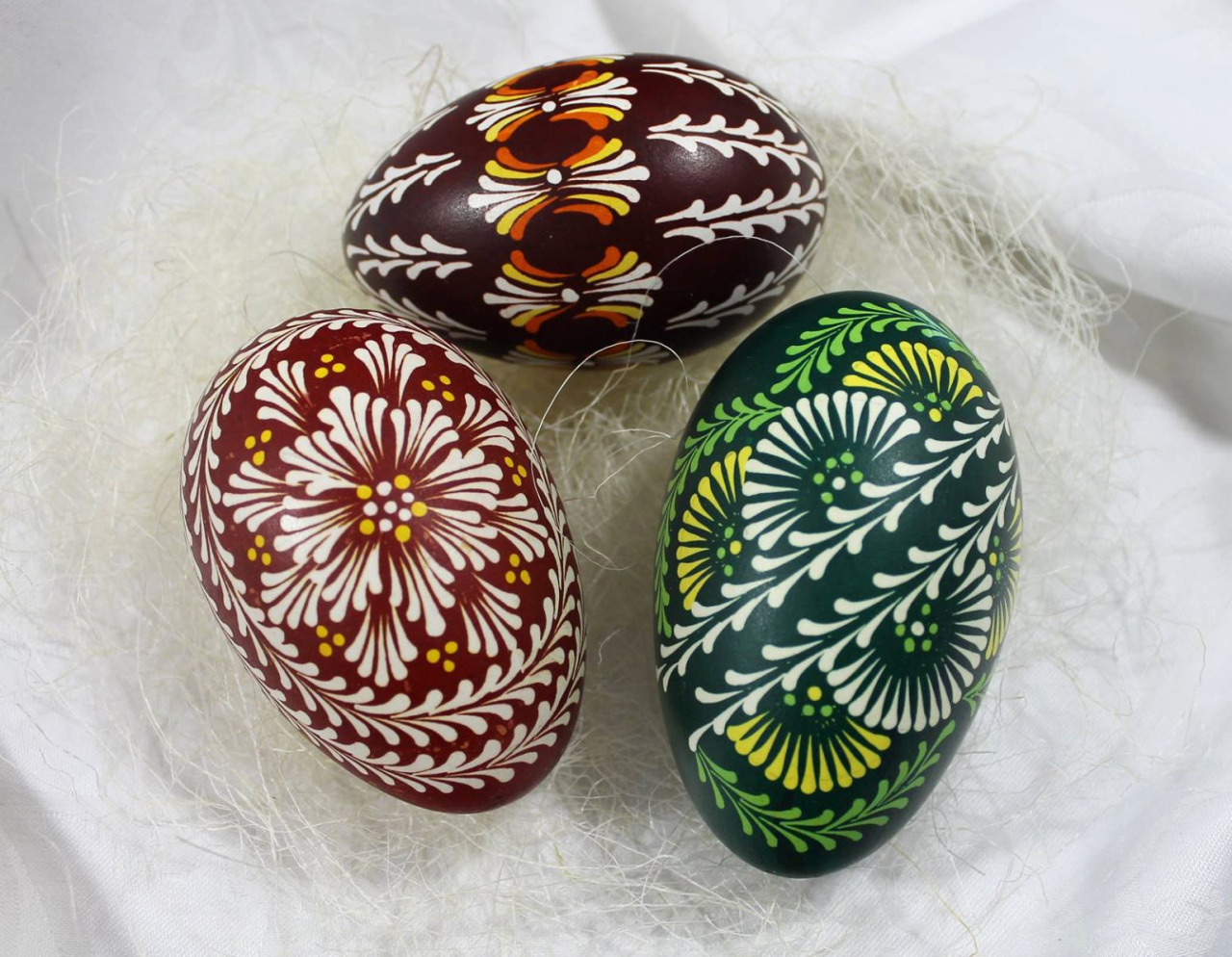 Pisanki (Polish Easter eggs) made in batik technique (with the use of melted wax applied on eggs before dyeing).
© pisanki-art.pl