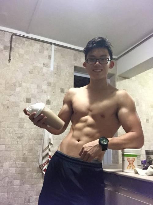 jerkoffbois-batemates:What a sexy geek!! Hot bod, beautiful mind. Looove it. ❤ This IS perfect.