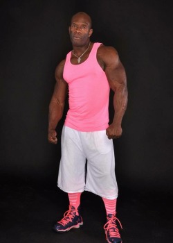 Yes a man in pink look good mmm