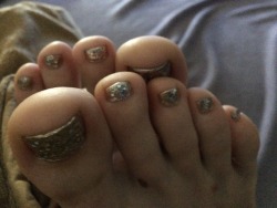 feetgirly94:  Golden toes ❤️❤️