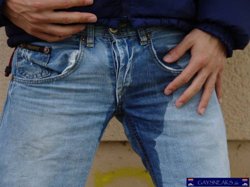 pissinghispants:  cyberstomp:  Jeans pissing porn pictures