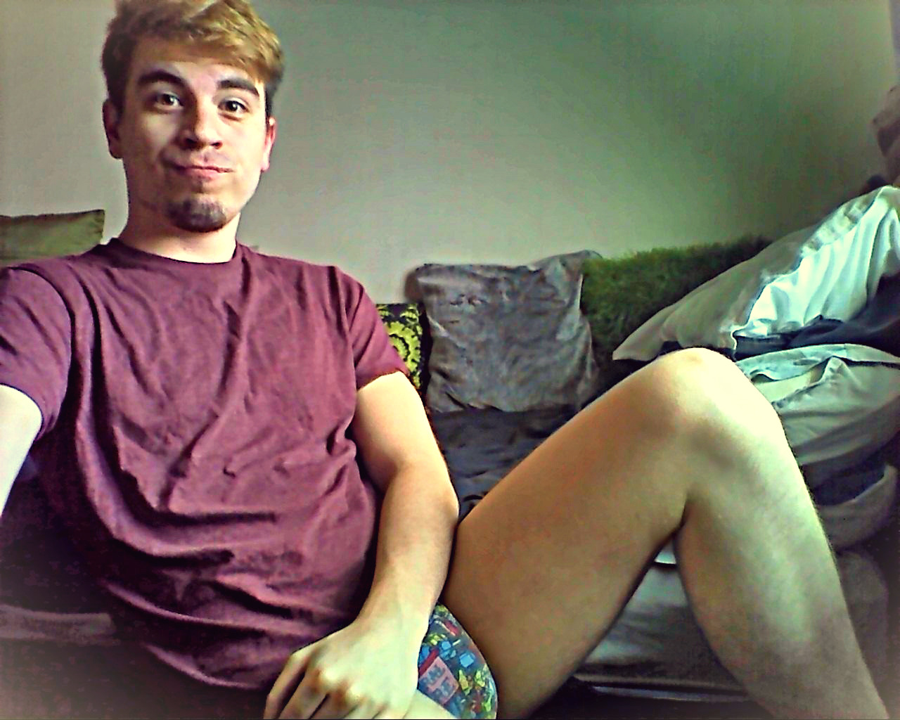 0gygia:  So friggin’ bored, stuck indoors on a Bank Holiday Monday. So here’s