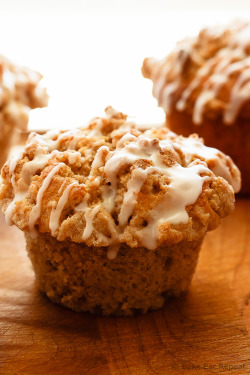 guardians-of-the-food:  http://bakeeatrepeat.ca/apple-muffins-crumb-topping-recipe/  Quick and easy apple muffins filled with apples and finished with a crunchy cinnamon crumb topping. The best kind of breakfast.  