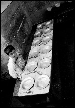 casadabiqueira:  Boy waiting for supper in