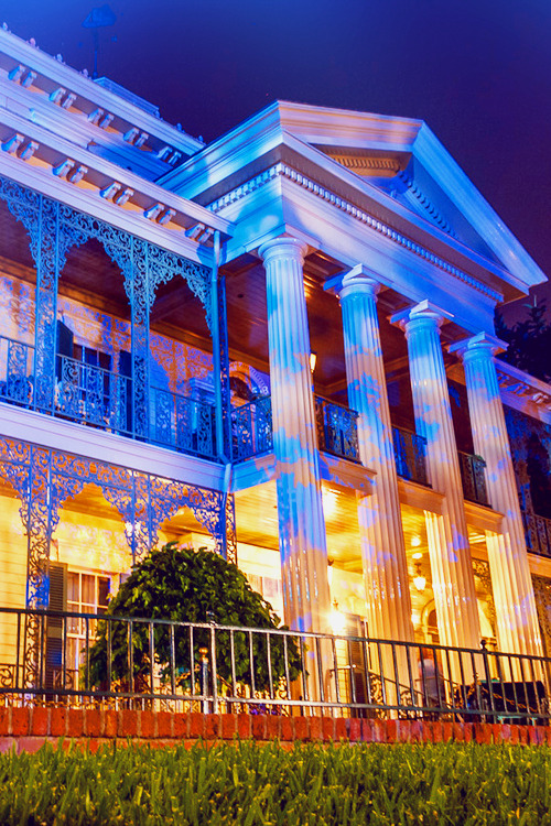 mickeyandcompany:  Haunted Mansion phone backgrounds. Feel free to use it. 