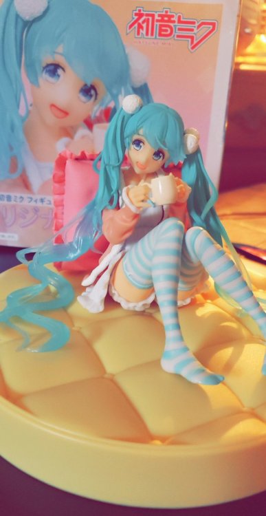 prepainted:a miku that i got for christmas! she’s very cute@xanderrx​ it’s the taito casual clothes 