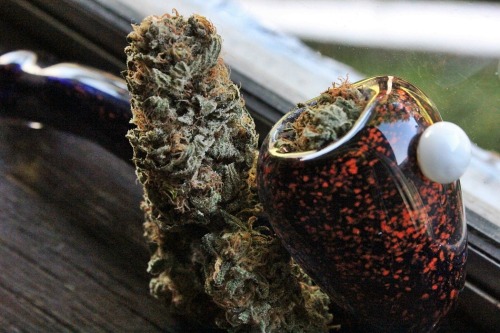 ekleton:  northern lights and my sherlock pipe for a proper high (: 