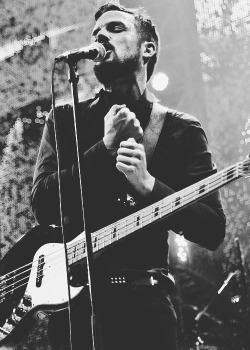 ineedirectiontoperfection:  12/ 50 Favorite pictures of Brandon Flowers 