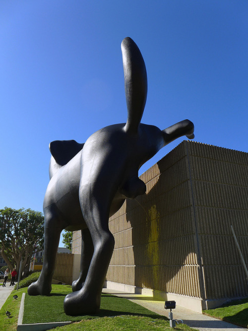 laughingsquid:  Bad Dog, A Giant Sculpture of a Dog Peeing on the Orange County Museum of Art