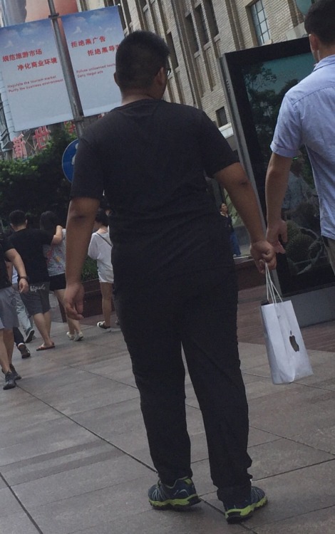 jackdu123456:  asainfattybtm:  丰满宅男   这货疯狂偷拍啊