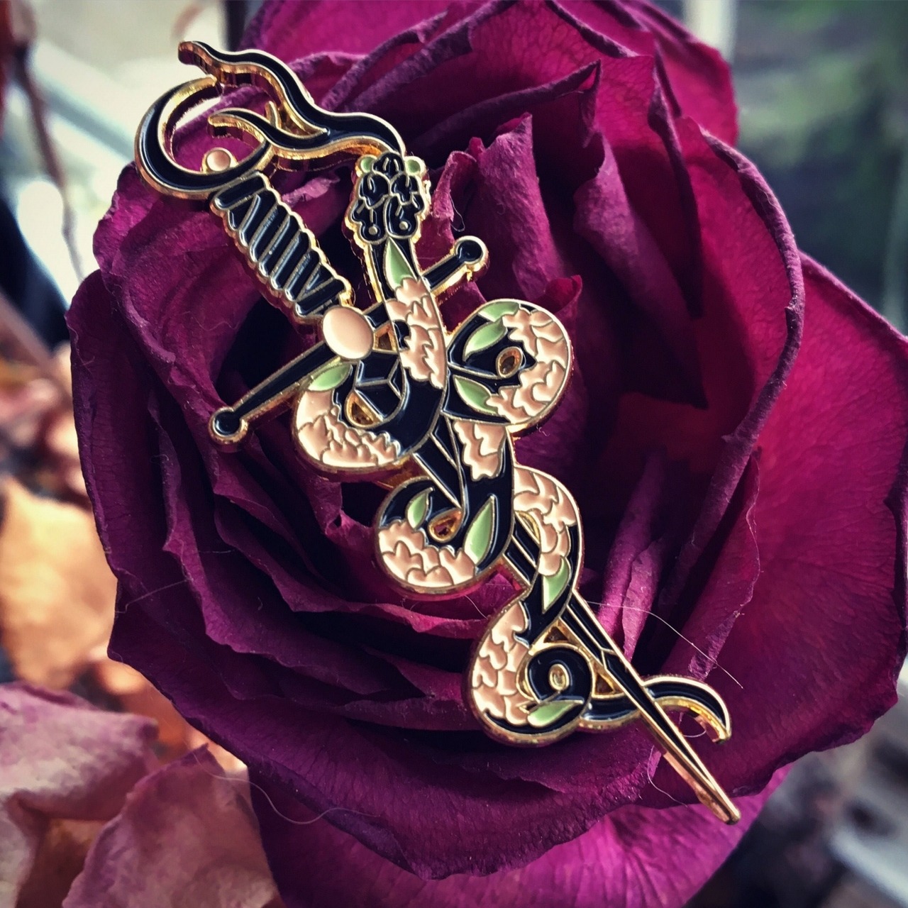 bucketofchum: lacrimasgonnabefree:  sosuperawesome:   Pins and Patches Miss Blackwater