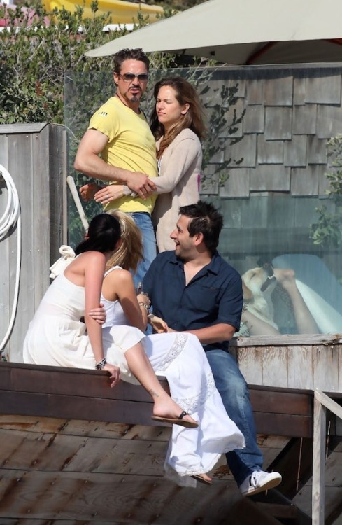 weirdbuzzfeed:WTF is Robert Downey Jr’s dog doing?