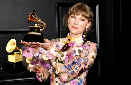 tayswiftwork:Taylor Swift, winner of Album of the Year for ‘Folklore’, poses in the media room durin