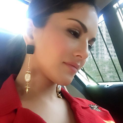 Killer earings by Shillpa Purii  @shillpapuriidesignerjewellery @instagladucame sourced by @hitendrakapopara my stylist by sunnyleone