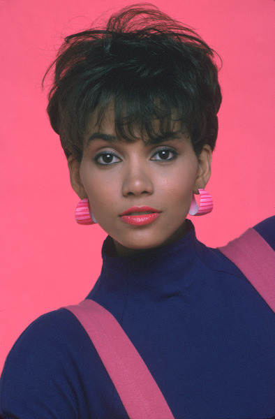 twixnmix:Halle Berrypublicity photos for the short-lived sitcom “Living Dolls" (1989)Photos by 