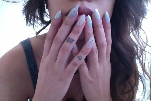 exovl:  naive-moon:  whvring:     more pale here   pretty and pale