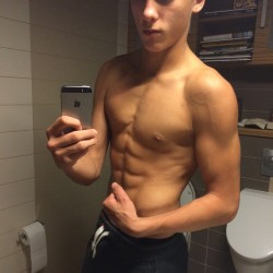 sexyboysbeingsexy.tumblr.com post 115023658071