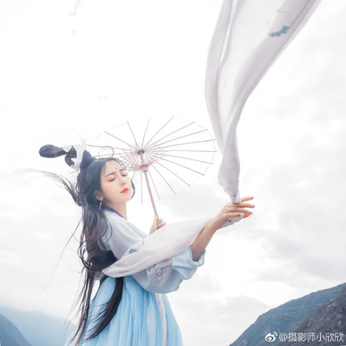 ziseviolet:yansanniang:摄影师小欣欣Traditional Chinese Hanfu - Type: Chest-high Ruqun/襦裙 and Daxiushan/大袖衫