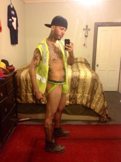 bballslides:  A guy with tattoos and shorts is a turn on .. Just too sexy 🙌