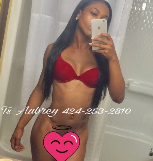 tsaubrey:  Been in the gym off and on trying to get abs although I’m already petite and toned its still a journey trying to develop abs. I’ve been getting tired of fake/long nails lately. So, I’ve been taking a break and trying to grow my real nails.