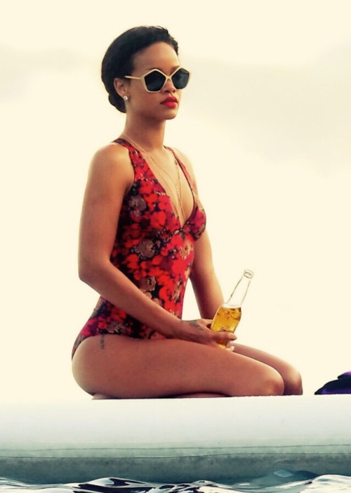 hotcoffeeinthemorning: RIHANNA