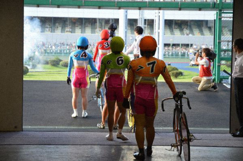 girlsonwheelsmag: GIRL’S KEIRIN Professional women’s keirin bicycle racing is off to a flying start 