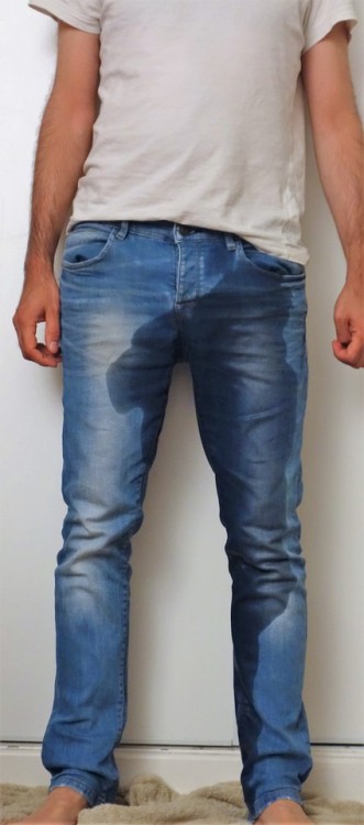 caleconmouille: #me #omorashi #wetting #piss #jeans  so good to soak my jeans with piss 