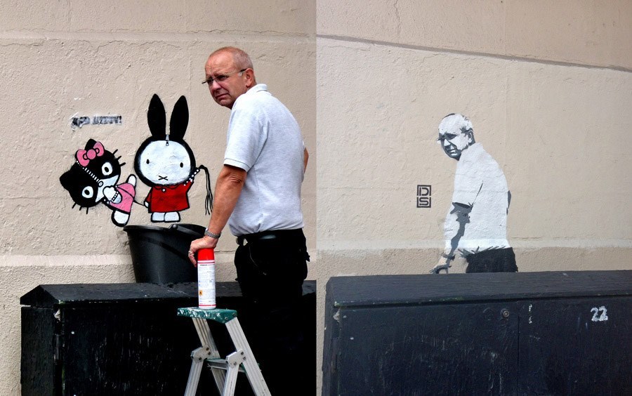 stunningpicture:  Graffiti Removal Guy comes back to discover image of himself in