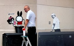 stunningpicture:  Graffiti Removal Guy comes back to discover image of himself in the same spot 