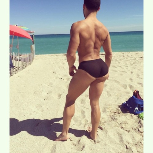 Que rico se le salen las nalgas 