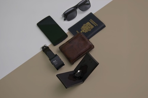 Clifton is a unique engagement ring case that can be easily slipped into the pocket or the wallet. The discreet design allows the case to be easily hidden without showing much profile. At approximately 1cm thick, Clifton presents the ring with a delightfu