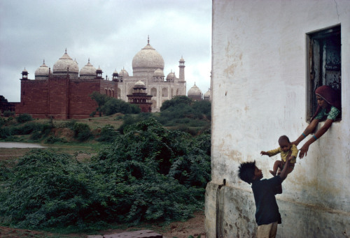 fotojournalismus:  Taj Mahal, Agra, 1985.Photographs by Raghu Rai