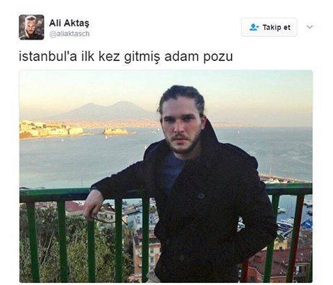 İstanbul'a ilk kez gitmiş adam pozu