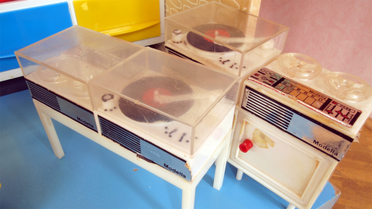vinylespassion:  Jouets pour maison de poupée, 1960’s. 
