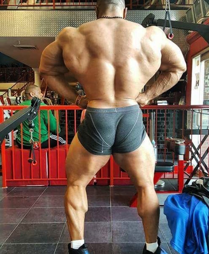 seeker310:  pussybutt1:  muscleforce2500:  So big, so strong, so manly 💪🏾💪🏾💪🏾