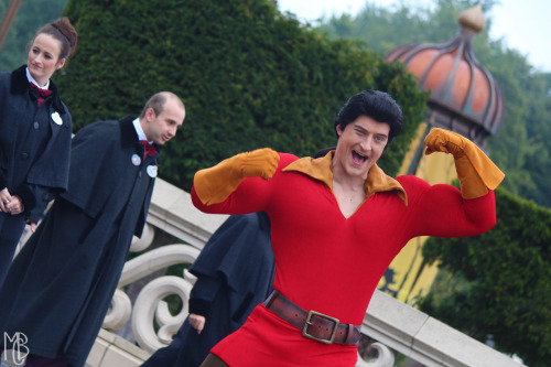 no one poses like gaston! [the disney villains promenade, disneyland paris]