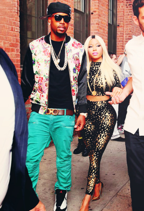 nowhollywood:Nicki Minaj arrives at Jeremy Scott’s New York Fashion Week show, 11.09.2013