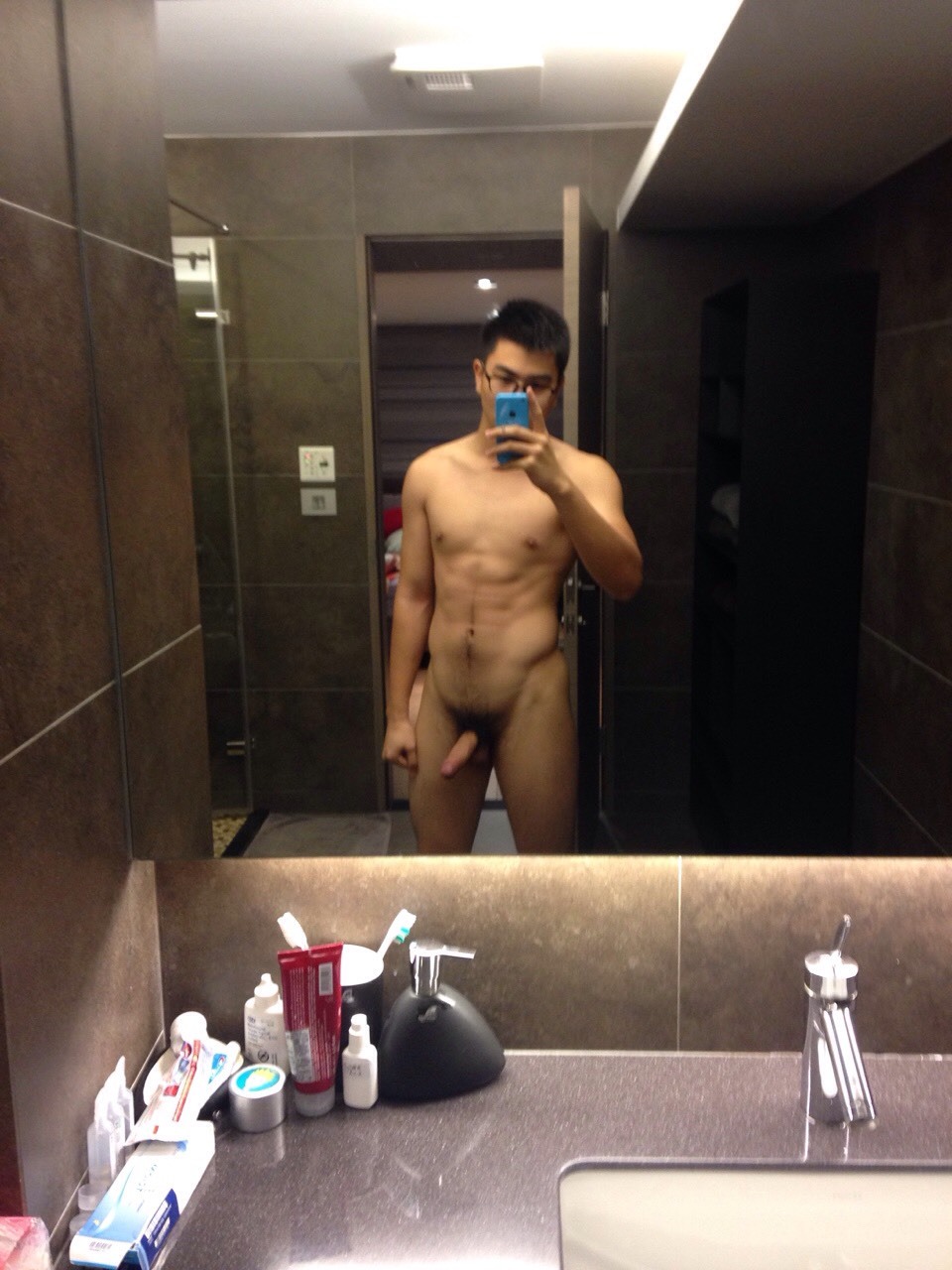 maomao1314:  身材很好的香港大屌眼鏡直男自拍，年輕無極限~ 