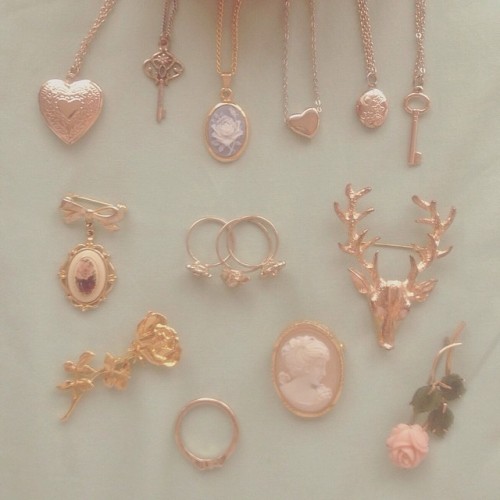 lilplanty:efflorescentrain:I was bored today and so I decided to neatly arrange all my gold accessories together✨ 👑😅(✿◠‿◠)  