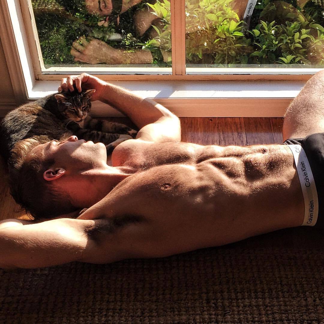 benjiauss:Soaking up the sun with my favourite fury brother 🐱👱🏼☀️#NoPlaceLikeHome