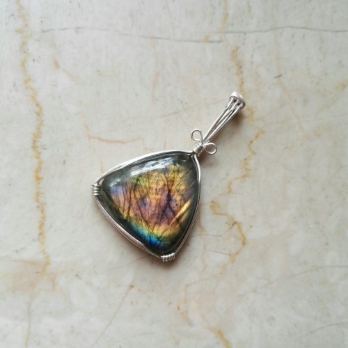 So in love with this labradorite, the flash is beyond gorgeous!