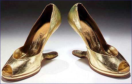 earthmellow:  So people think the Heel-less shoe is a new thing? That Lady Gaga was the first to bri