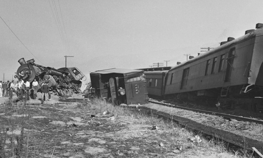 pacificcoastrailroads:  The Derailment of SP MT-4 Class 4355, and P-6 Class 2451
