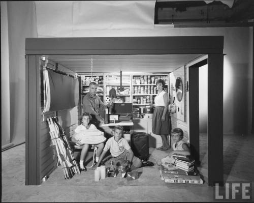 Demonstration of family in bomb shelter(Dmitri Kessel. 1961)