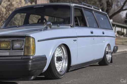 mr2mrnot:  getamongst-it:  driftk1ngs:  https://www.flickr.com/photos/coreywphotoBagged Volvo 200 Series Wagon  so many volvos today  Love this volvo