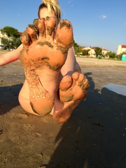 emmalovett: #sandy #sole #closeup #foot #feet #toes #beach #sandyfeet #sandytoes ☀️ www.emmalovett.c