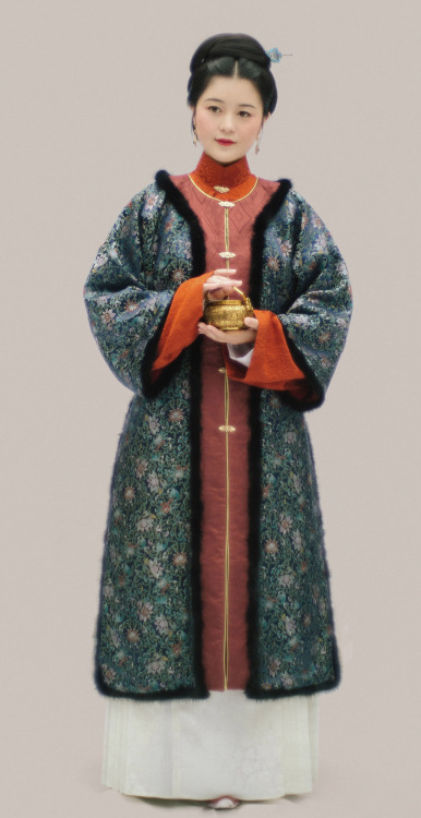 Traditional Chinese hanfu in song dynasty and ming dynasty style.Garments: 1.柳色•菱纹吴罗•立领斜襟琵琶袖长衫水色•刺绣仙