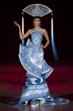 allthatglittersisnotfashion:  Guo Pei Couture